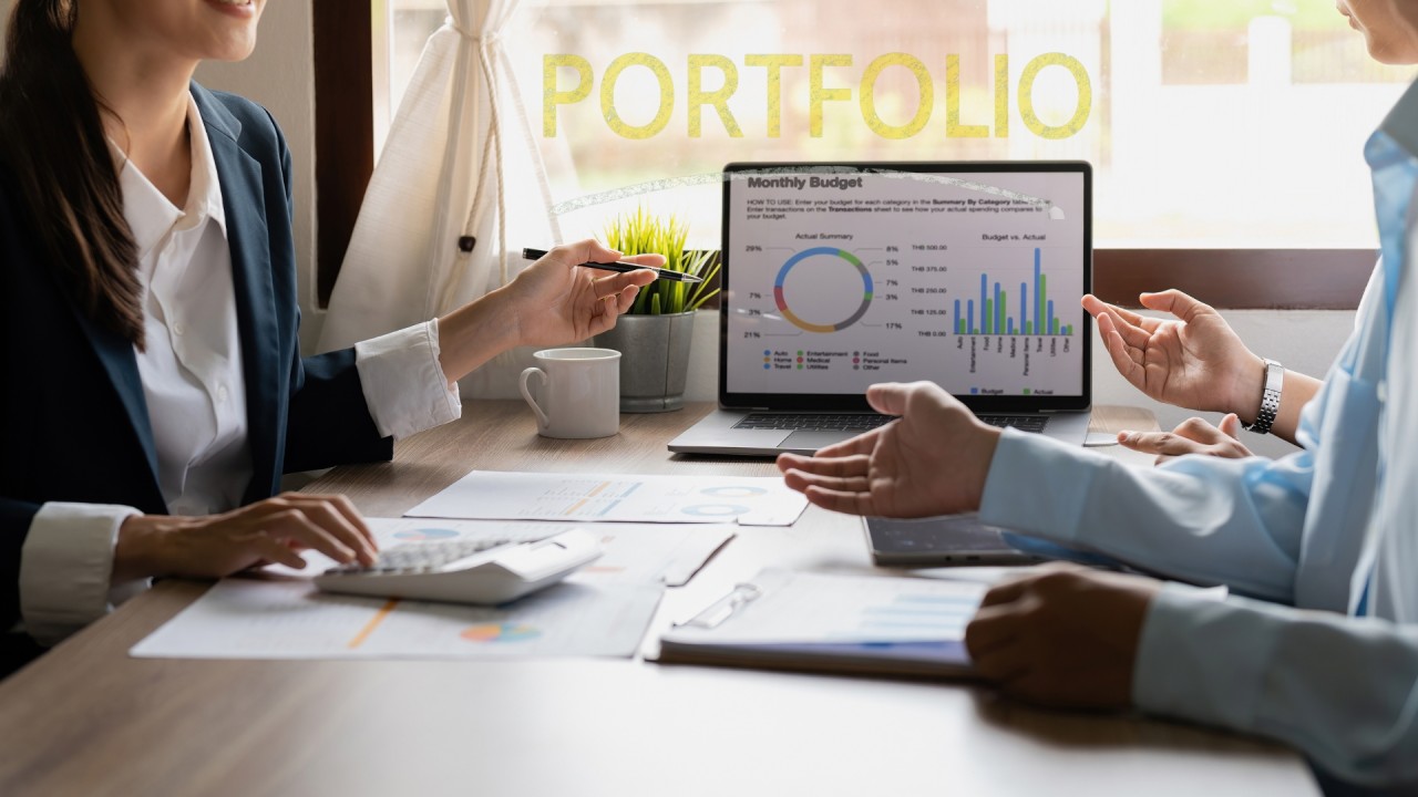 What Does a Portfolio Manager Do? A Complete Guide to Their Role, Skills & Responsibilities